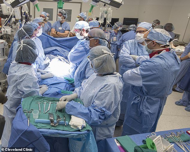 Dans la salle d'opération: Voici une photo de la livraison du début juin, avec une équipe de médecins de diverses spécialités.