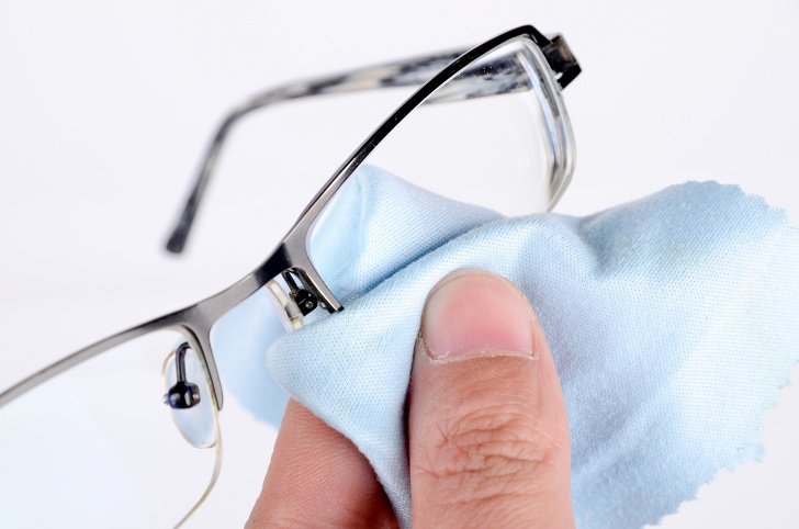 Tips para limpiar y mantener tus lentes como nuevos