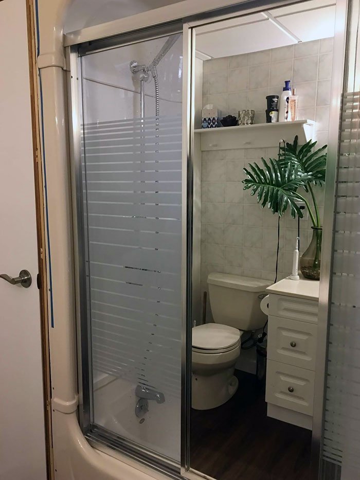 This Mirror Makes It Look Like The Entire Bathroom Is In The Tub