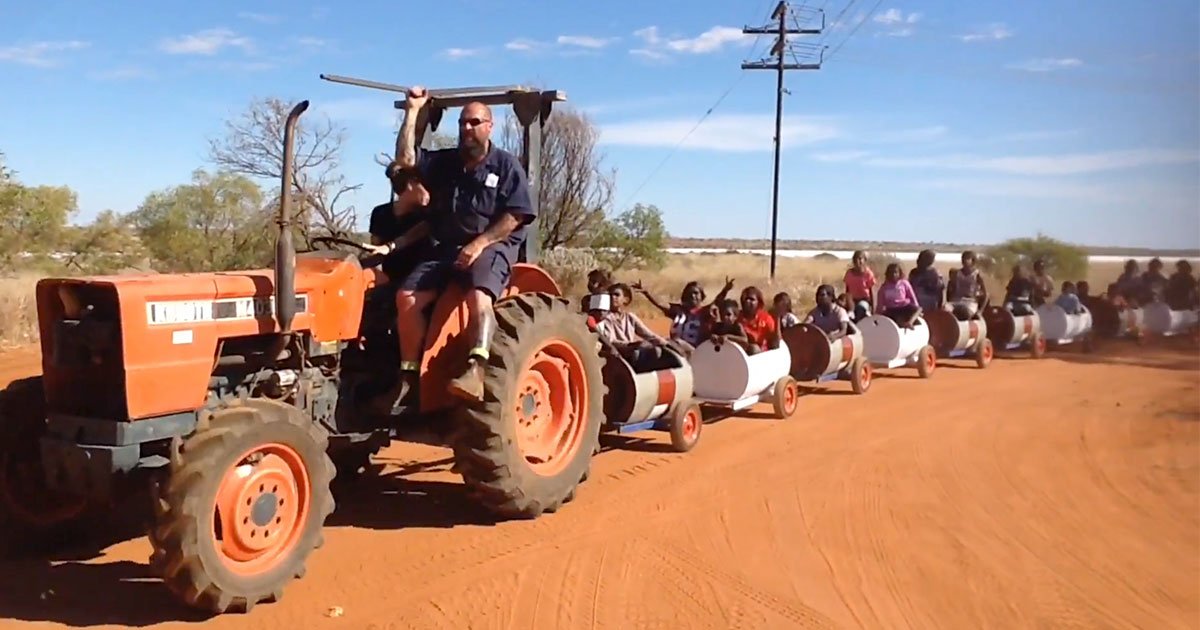 a community in pilbara built barrel train to encourage kids to attend school.jpg?resize=412,275 - Une petite communauté Australienne a construit un petit train pour encourager les enfants à se rendre à l'école