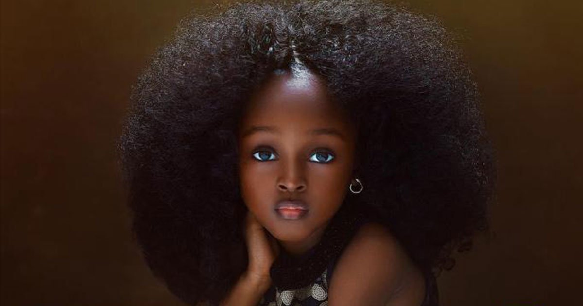 a photographer captured the beauty of 5 year old nigerian girl in his camer and it went viral online.jpg?resize=1200,630 - Un photographe capture la beauté d'une fillette nigérienne de 5 ans qui ressemble à une poupée