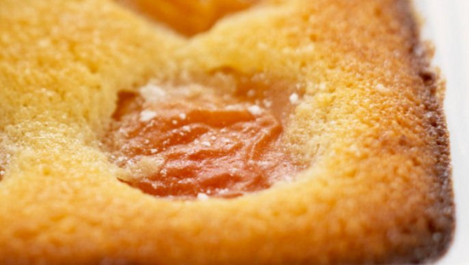 clafoutis abricots.jpg?resize=1200,630 - A vos fourneaux: La recette du clafoutis aux abricots, miel et crème d'amandes