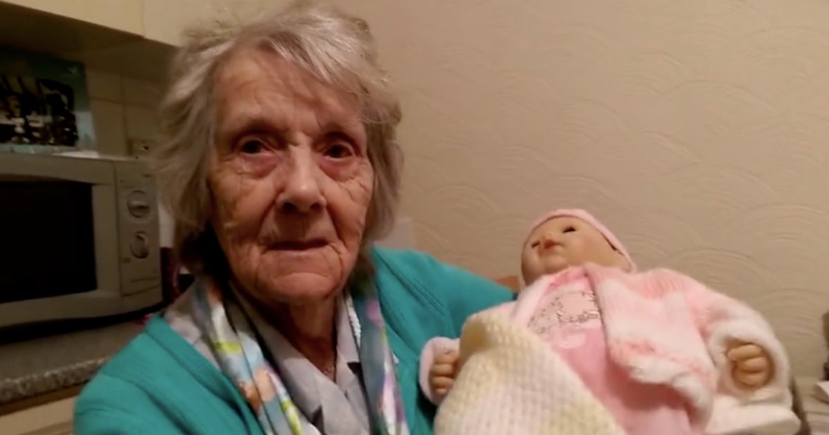 d2 22.png?resize=412,275 - A Grandmother Who is Battling with Dementia Gets the Best Christmas Gift