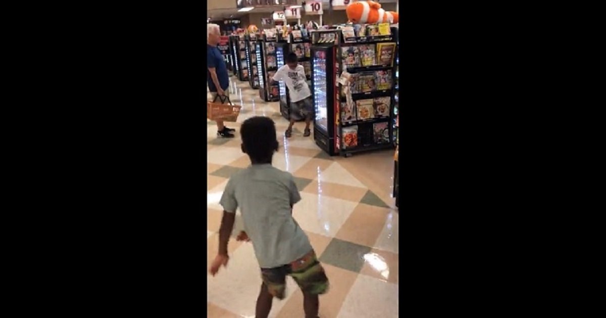 d3 4.jpg?resize=1200,630 - Deux jeunes garçons qui ne se connaissent pas commencent à danser au milieu d'une épicerie