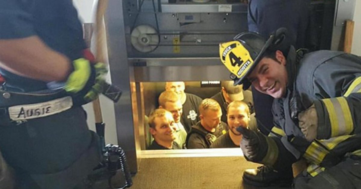 d4 6.png?resize=412,275 - Help Reaches In Time For Police Officers Trapped In An Elevator