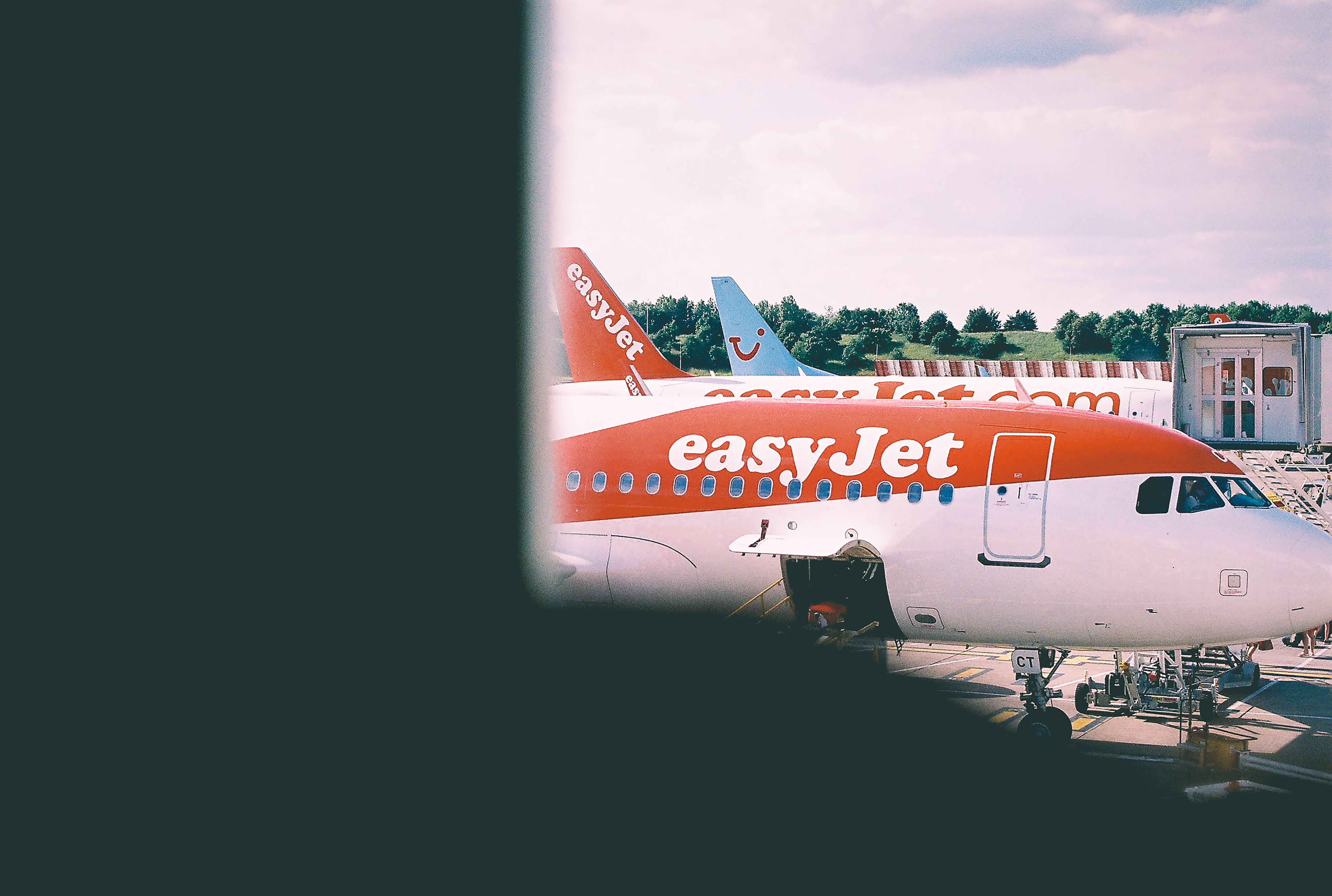 elio santos 1iyt siasbq unsplash.jpg?resize=412,232 - Un passager d'Easyjet a décidé de porter 15 couches de vêtement pour ne pas payer ses bagages