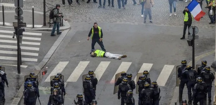 gilet jaune.jpg?resize=412,232 - Des policiers soupçonnés d'avoir été violents pendant les manifestations des "gilets jaunes" ont reçu une décoration