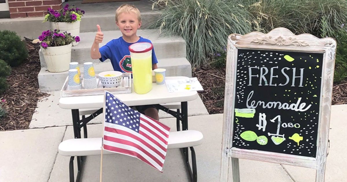 little boy opened lemonade stand to take care of his mom after his dads demise.jpg?resize=412,275 - Après le décès de son père, un petit garçon a ouvert un stand de limonade dans la rue pour prendre soin de sa mère