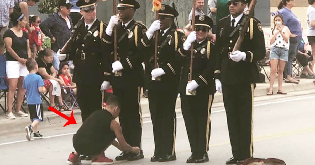 little boy ran out and tied the american flag guys shoe in 4th of july parade.jpg?resize=1200,630 - A Little Boy Ran Out During A Parade To Tie The Shoes For An Officer Carrying The American Flag
