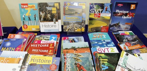 livres.jpg?resize=412,232 - Réforme scolaire: Les manuels scolaires de seconde et de première sont devenus inutile et vont finir à la poubelle