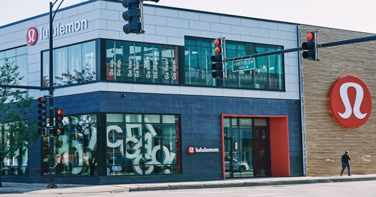 lululemon opened 20000 square foot store in chicago with workout classes and a restaurant.jpg?resize=412,275 - Lululemon Opened A 20,000-Square-Feet Store In Chicago With Fitness Studios And A Restaurant