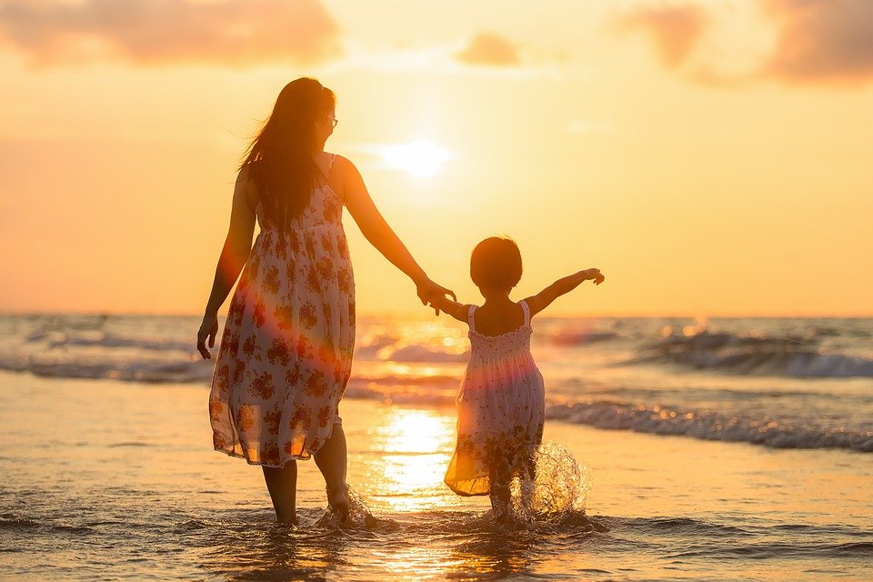pixabay 2.jpg?resize=412,275 - Une mère a révélé que des photos de famille parfaites sur les réseaux sociaux ruinent l'estime de soi des parents