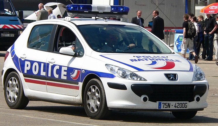 police 3.jpg?resize=412,275 - Un homme tombe dans un guet-apens et poursuit ses agresseurs avant d'un percuter un avec sa voiture