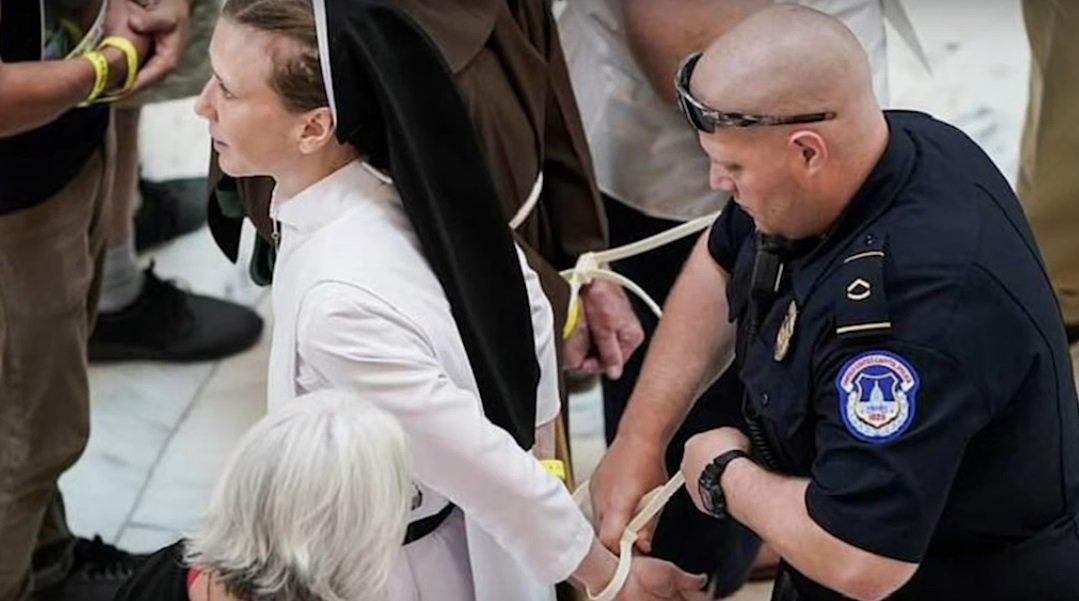 religieux.jpg?resize=1200,630 - USA: Des prêtres et des religieuses sont arrêtés et menottés pour avoir manifesté au Sénat