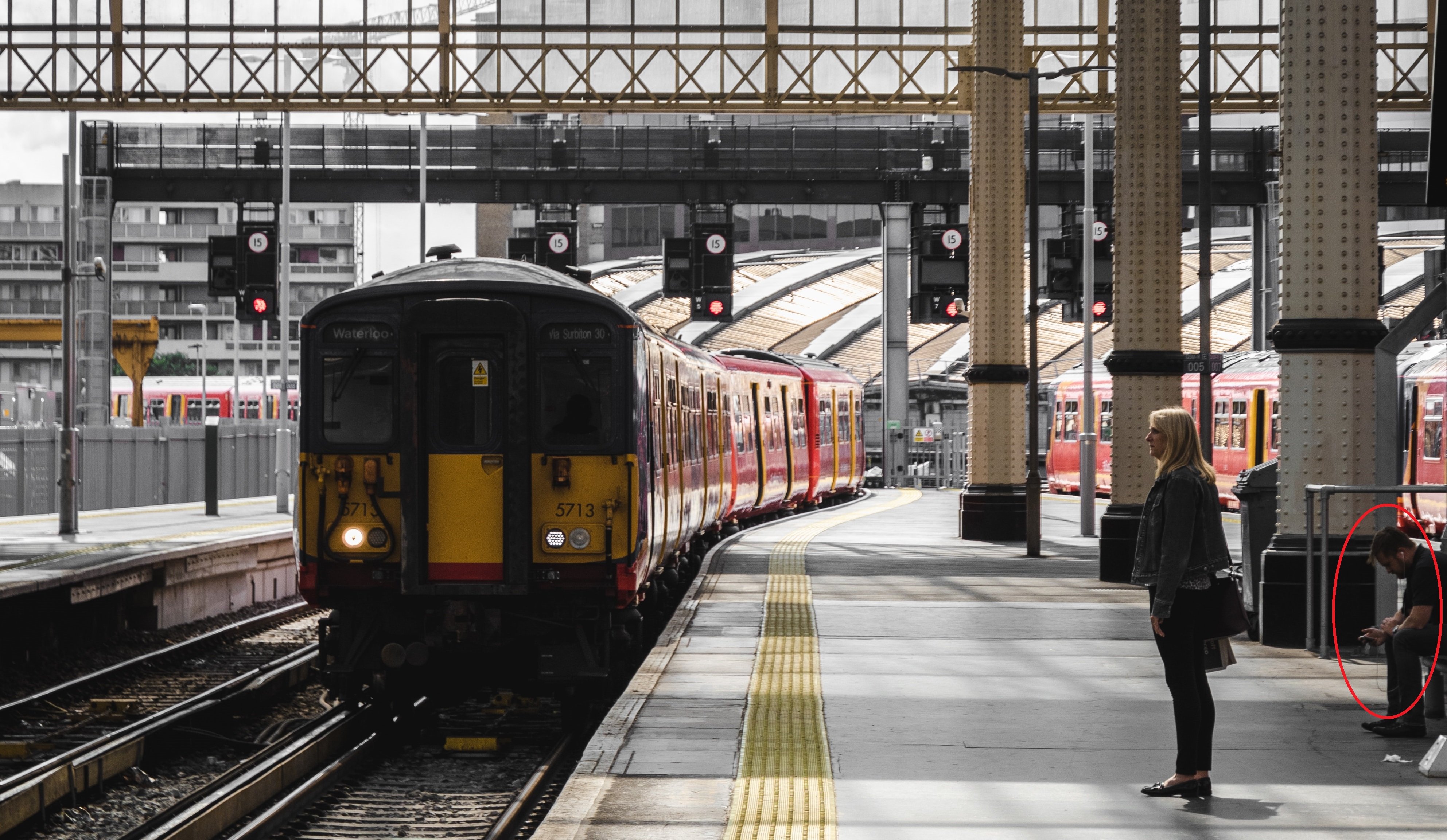 roman fox ivndaoexn8 unsplash.jpg?resize=412,232 - Un conducteur de train, qui estimait avoir fait ses heures, abandonne un chargement militaire en plein gare