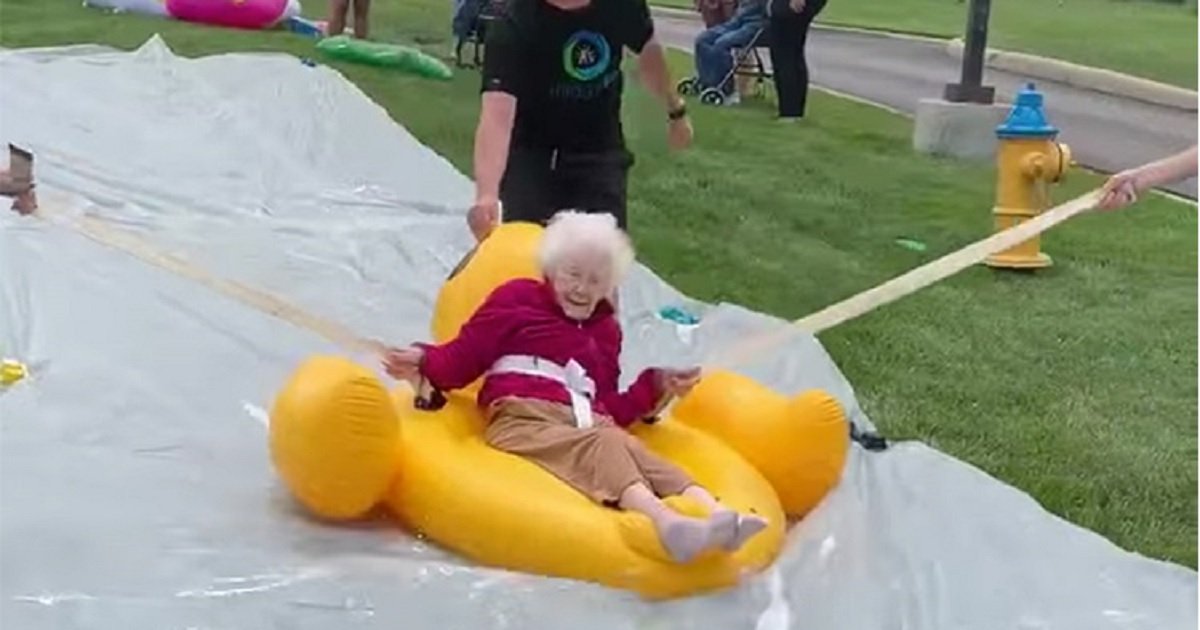 s3.jpg?resize=1200,630 - Des résidents d'une maison de retraite de l'Ohio ont revisité leur jeunesse en s'amusant sur un toboggan à eau