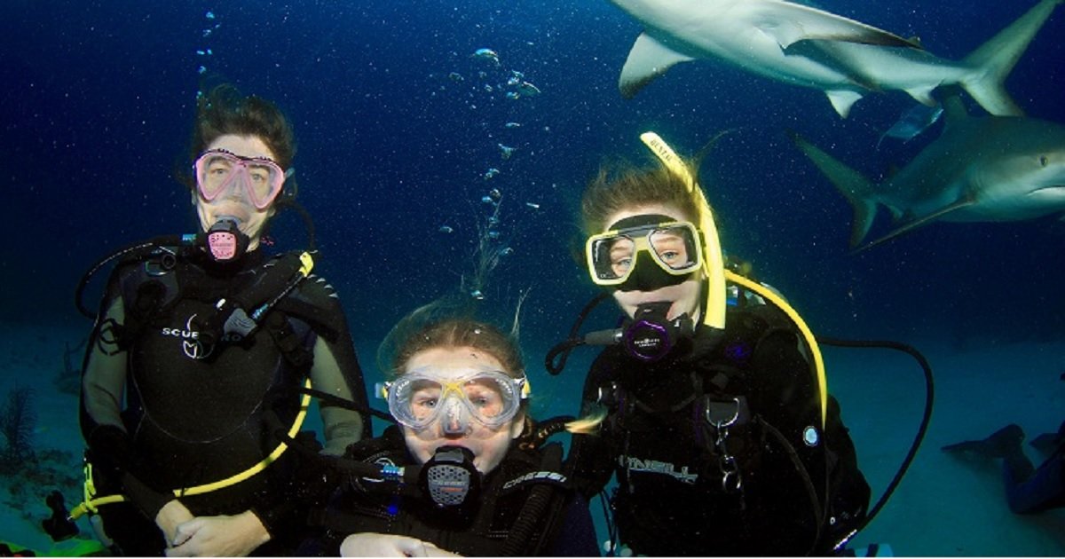 s4 1.jpg?resize=1200,630 - Une écolière courageuse est devenue la "plus jeune du monde" à faire de la plongée avec des requins
