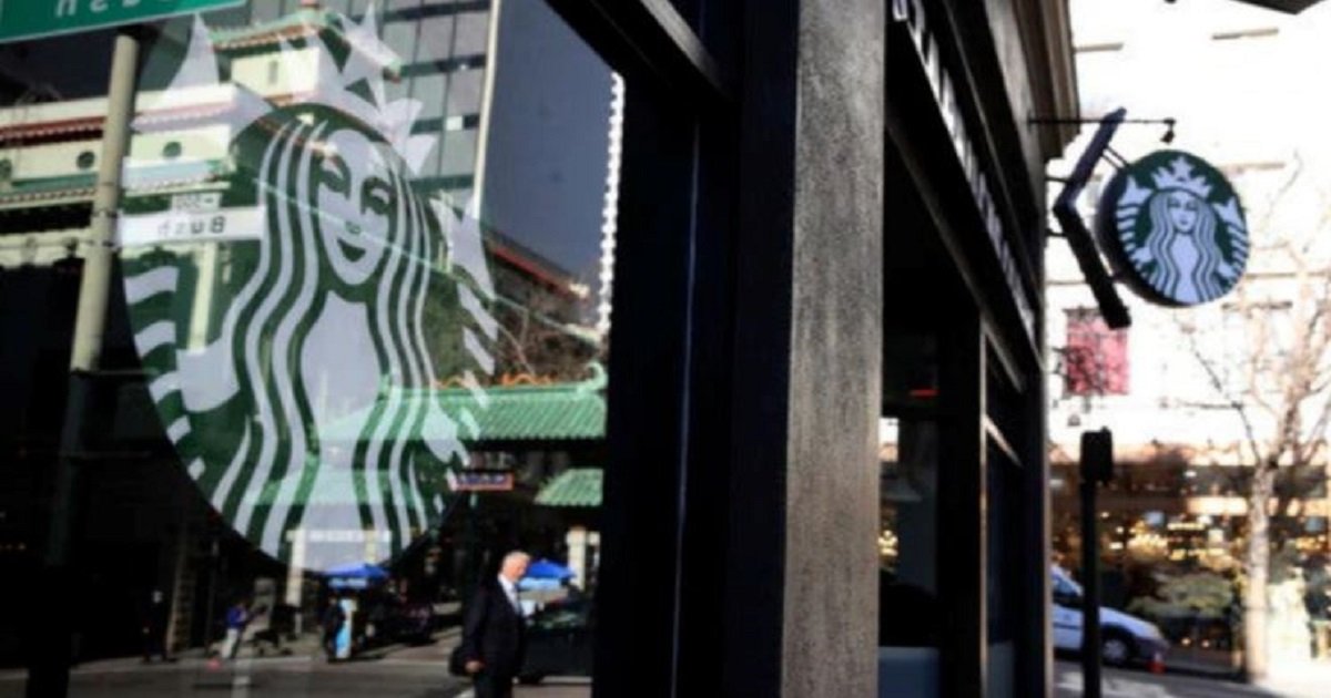 s4.jpg?resize=412,275 - Police Officers Were Allegedly Told To Leave Starbucks Because A Customer "Did Not Feel Safe"