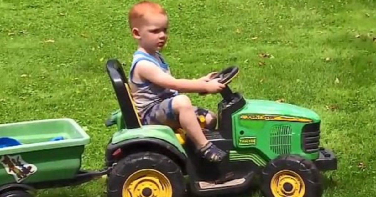 s5 16.png?resize=1200,630 - Un garçon de deux ans s'est rendu sur la fête foraine avec son tracteur à pédales uniquement pour être sauvé par la police