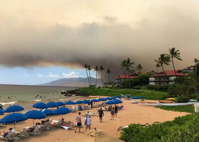 Hawaiis Maui Wildfires Force Thousands To Evacuate As Flames Burn