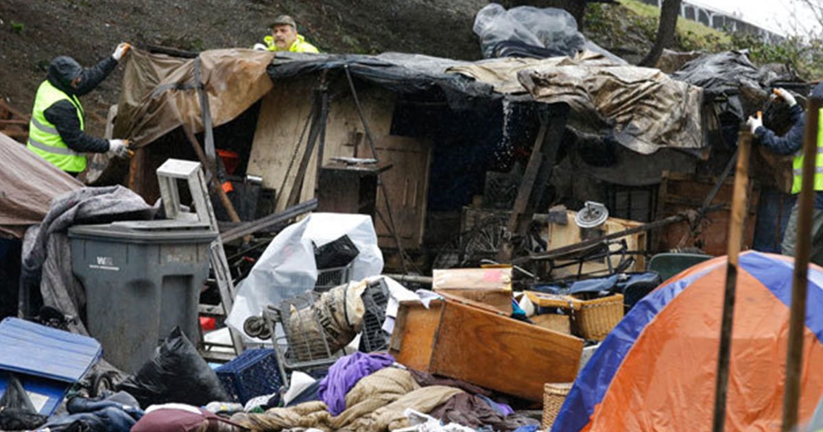 seattle is trying to clean up the city by dismantling homeless encampments.jpg?resize=1200,630 - La ville de Seattle supprime les campements pour sans-abri