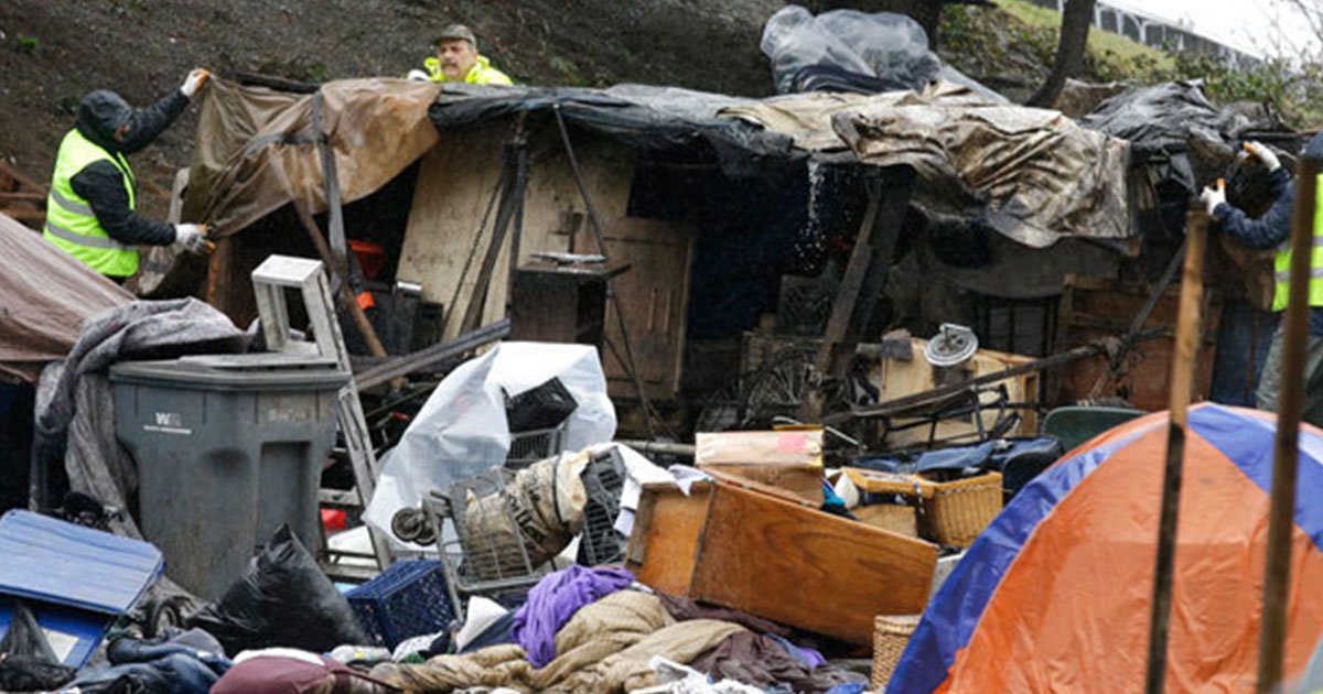 seattle is trying to clean up the city by dismantling homeless encampments.jpg?resize=412,275 - La ville de Seattle supprime les campements pour sans-abri