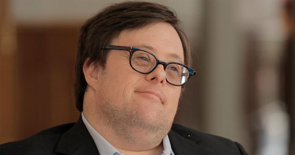the story of a man who became the first person in europe with down syndrome to ever graduate from college.jpg?resize=1200,630 - Cet homme est la première personne trisomique à avoir obtenu plusieurs diplômes universitaires en Europe