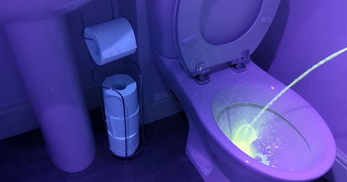 uv light reveals how far droplets splash from standing up peeing.jpg?resize=412,275 - UV Light Revealed How Far Droplets Of Urine Can Go When Peeing Standing Up