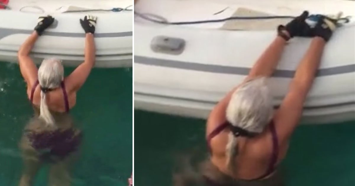 woman get back boat.jpg?resize=412,232 - Une femme âgée nous montre comment remonter dans un bateau si vous tombez à l'eau