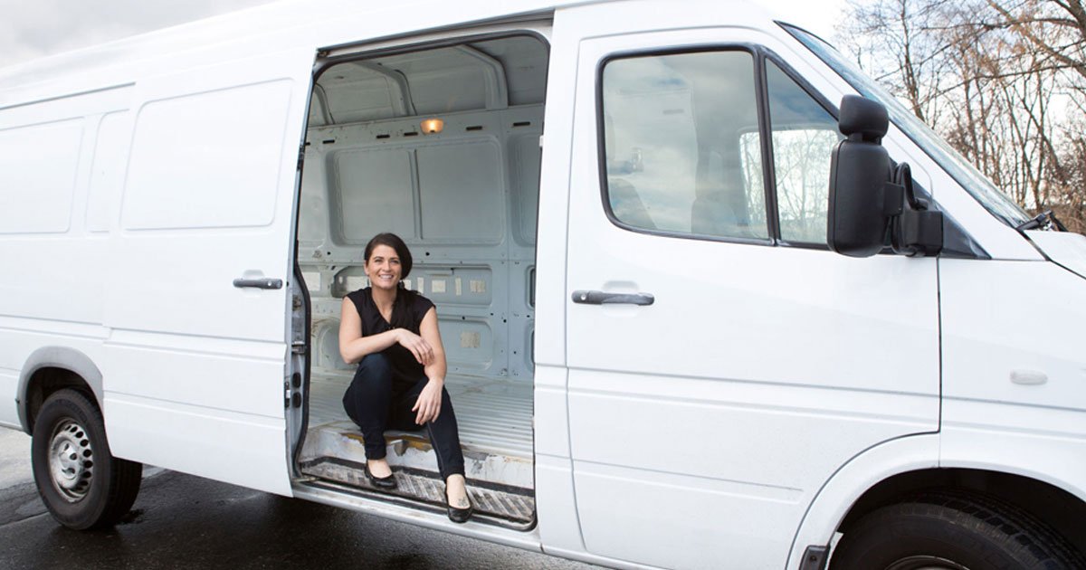 woman lives in van.jpg?resize=412,275 - 31-Year-Old Woman Stopped Paying Expensive Rents And Started Living Full-Time In A Van