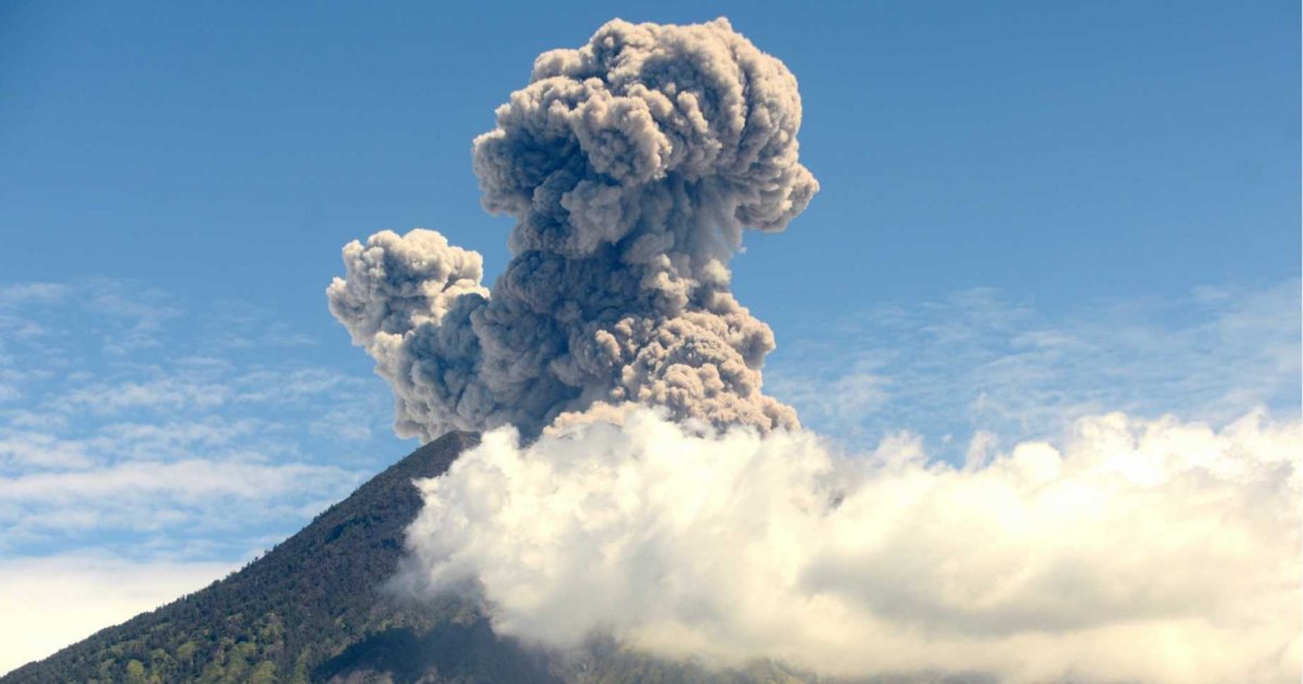 y6 21.png?resize=1200,630 - Une éruption volcanique dans le sud de l'Indonésie a envoyé des cendres à 650 mètres de hauteur