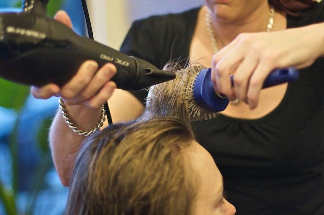 10 Trucos que te permitirán conservar el peinado bajo un gorro