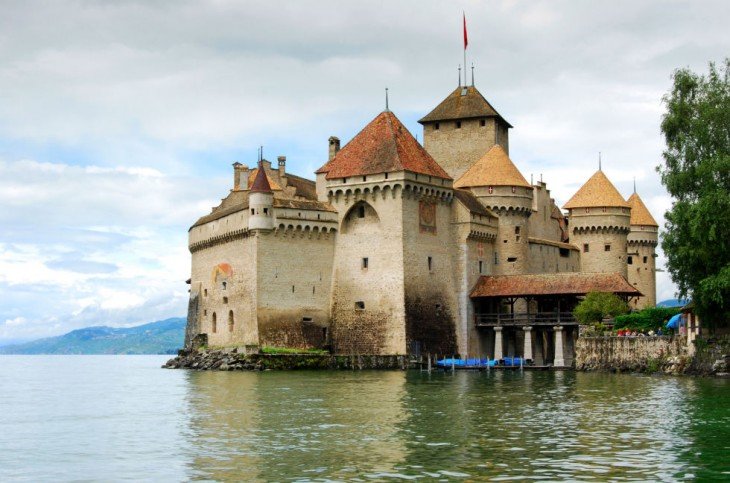 Castillo de Chillon en el lago de Ginebra, Suiza 