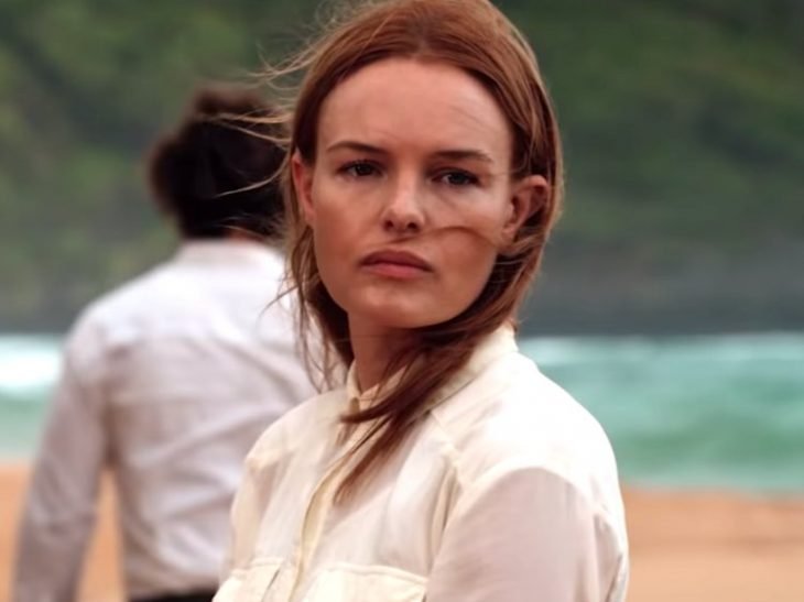 Mujer parada a la orilla del mar en una isla, escena de la película The I-Land