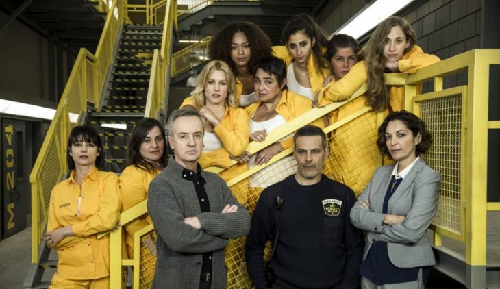 Grupo de mujeres con uniforme de prisioneras color amarillo, escena de la serie Vis a Vis