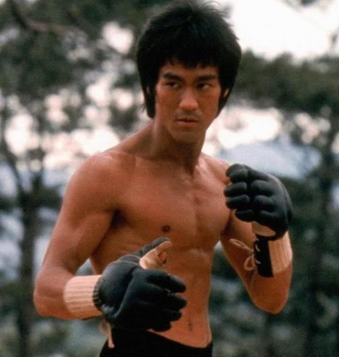 Bruce Lee haciendo una pose de lucha 