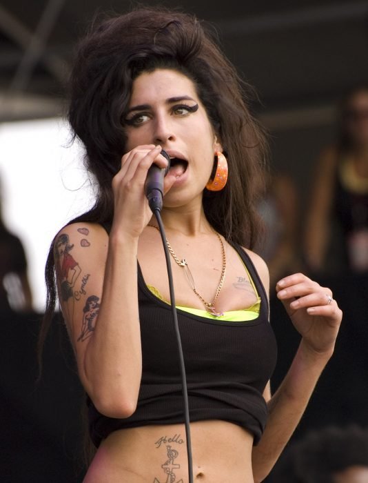Cantante Amy Winehouse durante un concierto 