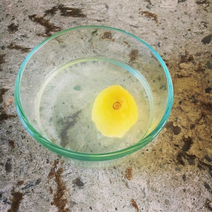 recipiente con vinagre y limón