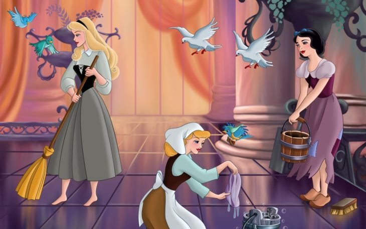 Princesas de Disney limpiando