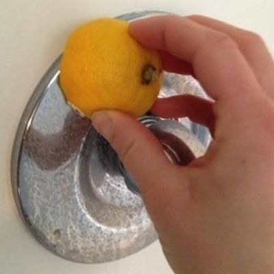Limón limpiando agua dura 