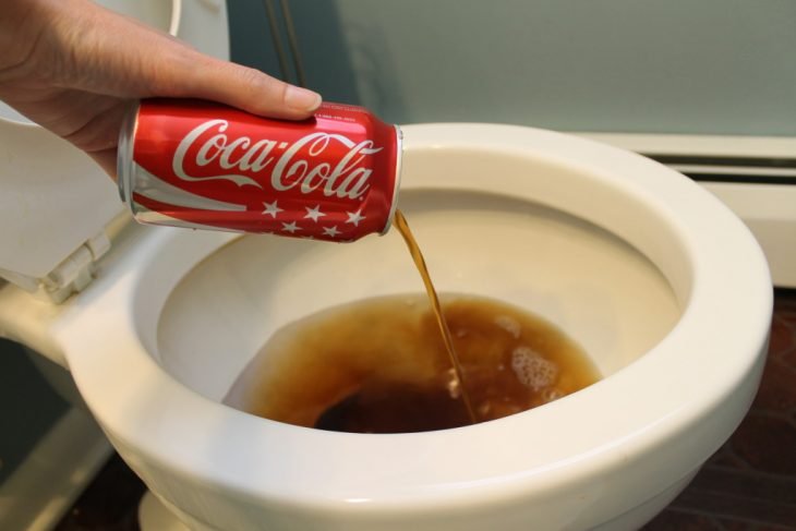 coca-cola en un inodoro para limpiarlo 