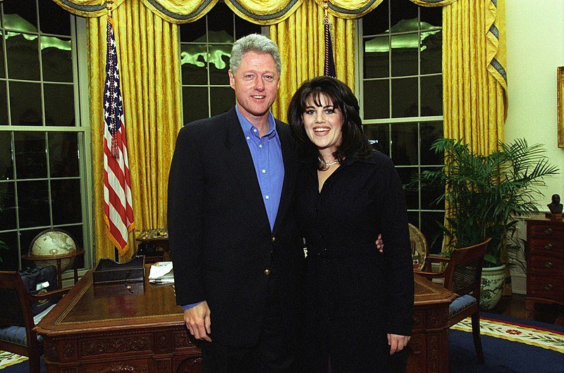800px bill clinton and monica lewinsky on february 28 1997 a3e06420664168d9466c84c3e31ccc2f.jpg?resize=1200,630 - Monica Lewinsky va produire une saison d'American Crime Story sur le thème du scandale Clinton