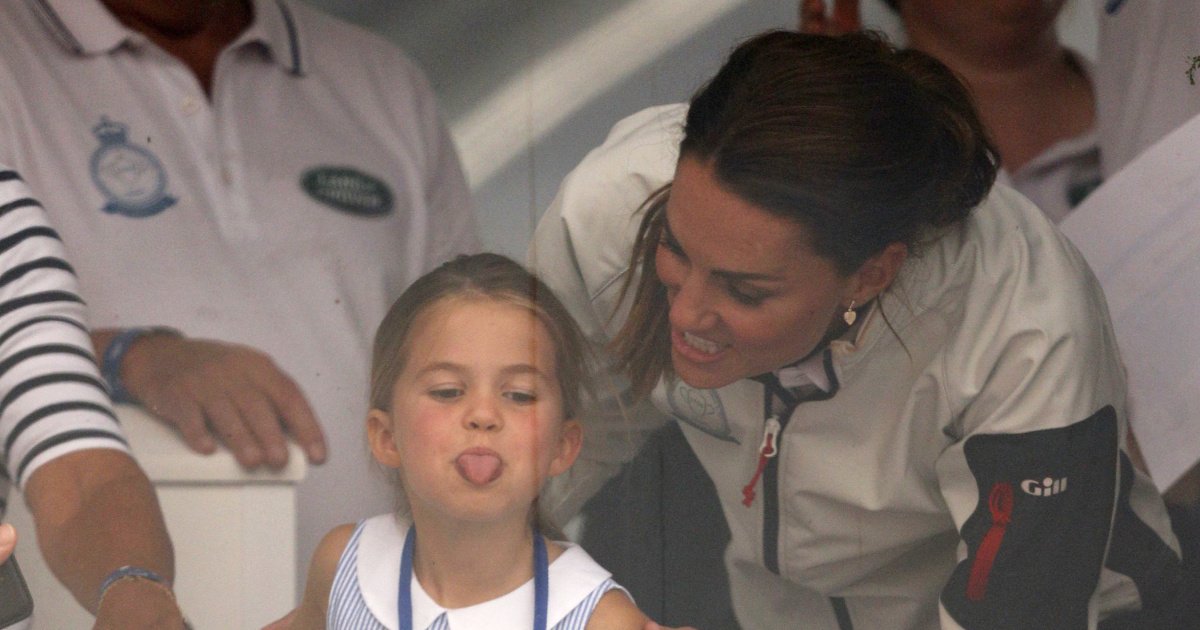 a 15.jpg?resize=1200,630 - Kate Middleton félicitée pour sa réaction lorsque la Princesse Charlotte a tiré la langue à la foule