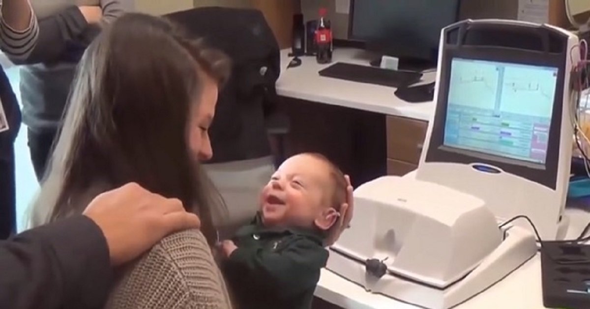 b3.jpg?resize=1200,630 - Un bébé sourit lorsqu'il entend la voix de sa mère et de son père pour la première fois
