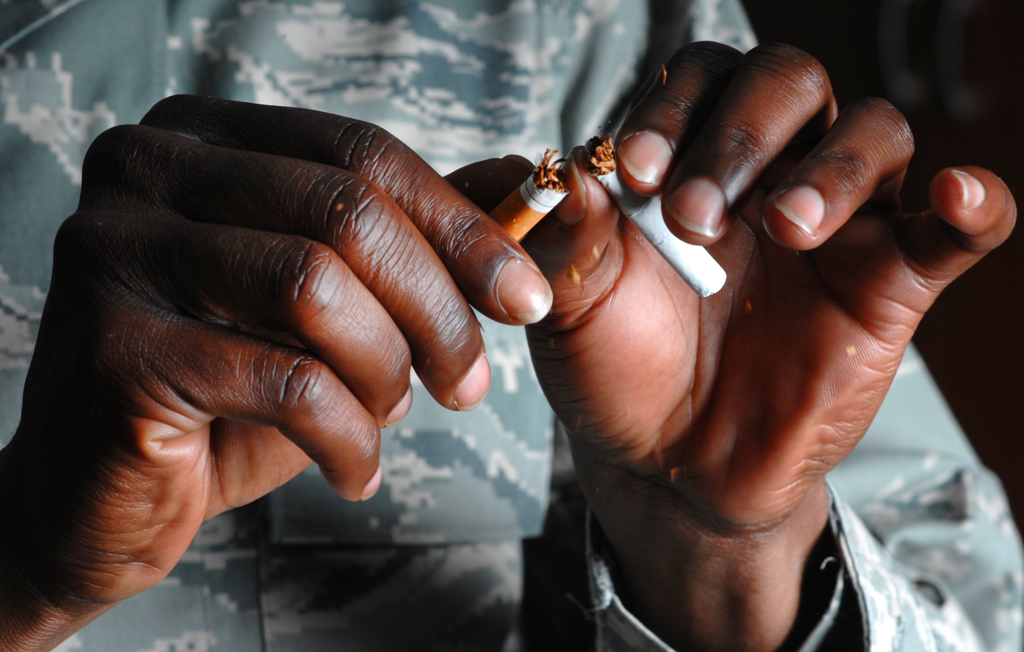 breaking cigarette.jpg?resize=412,275 - Plus de 60 plages deviennent non-fumeurs