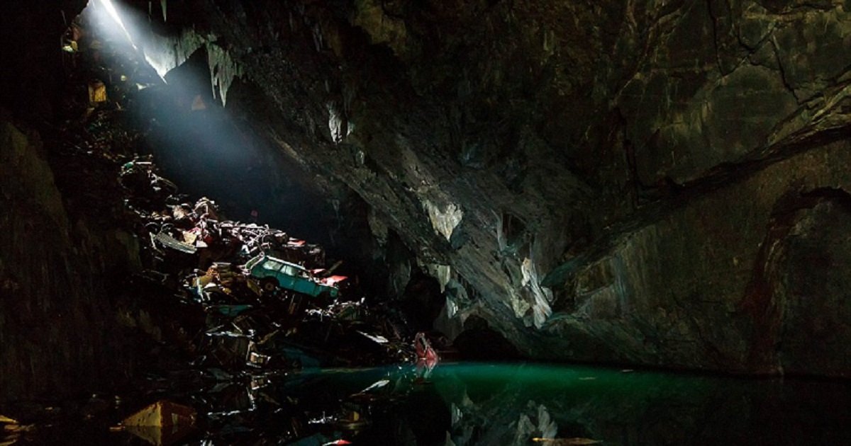 c3 8.jpg?resize=412,275 - Urban Explorer Stumbled Upon An Abandoned Mine Filled With Cars From The 1970's