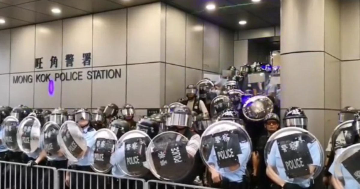 d 5 6.png?resize=1200,630 - The Protestors Shine Laser Towards the Police in Mong Kok