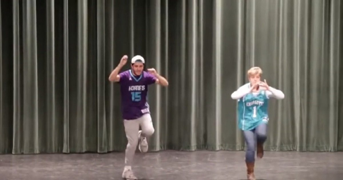 d3 13.jpg?resize=1200,630 - Un duo mère-fils fait le show a un spectacle de talents du lycée avec une danse épique