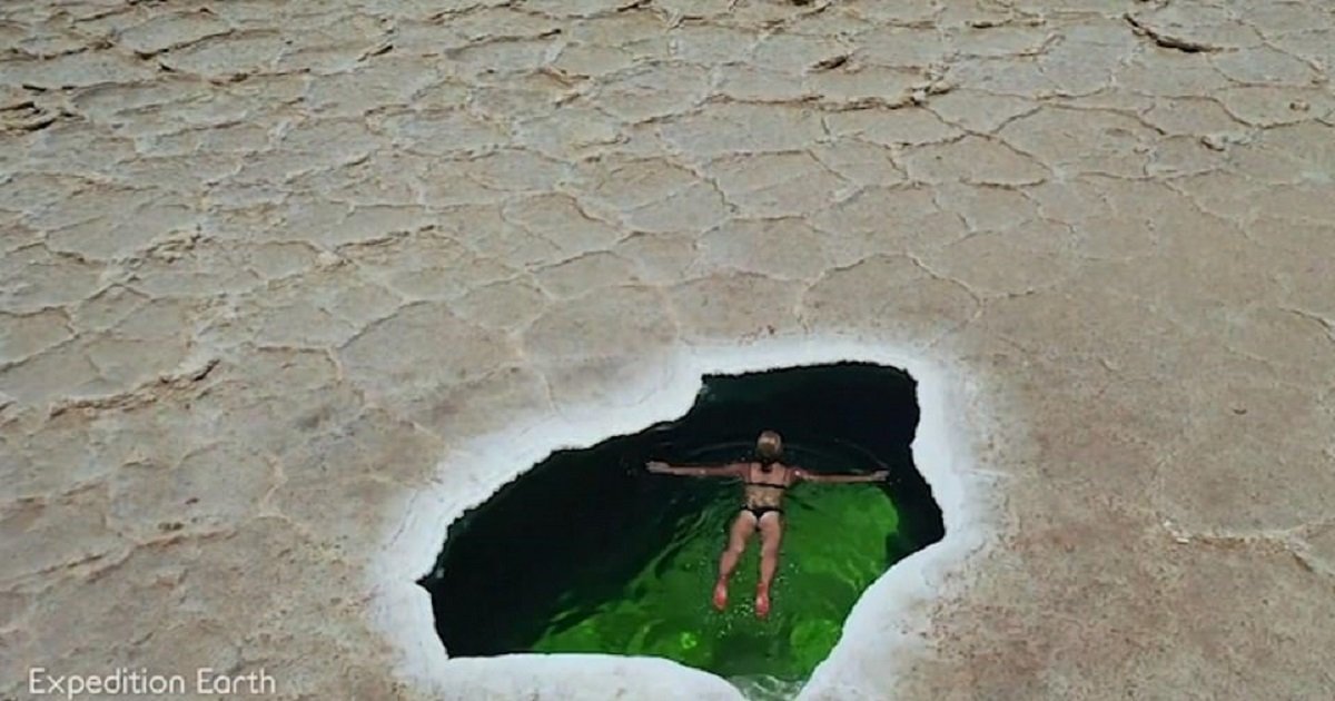 d3 9.jpg?resize=1200,630 - Vidéo fascinante d'une femme nageant dans une piscine naturelle au milieu du désert de sel