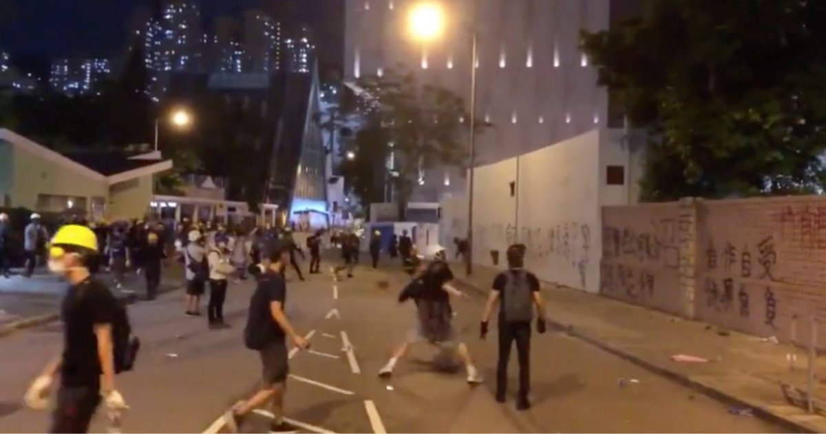 d4 3.png?resize=412,275 - The Hong Kong Protestors Go Wild While The Citywide Strike Was Going On